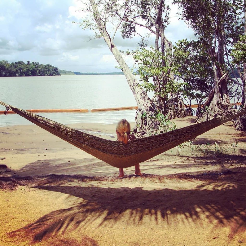 Descansar no balanço de uma rede em meio à natureza, no Suriname.