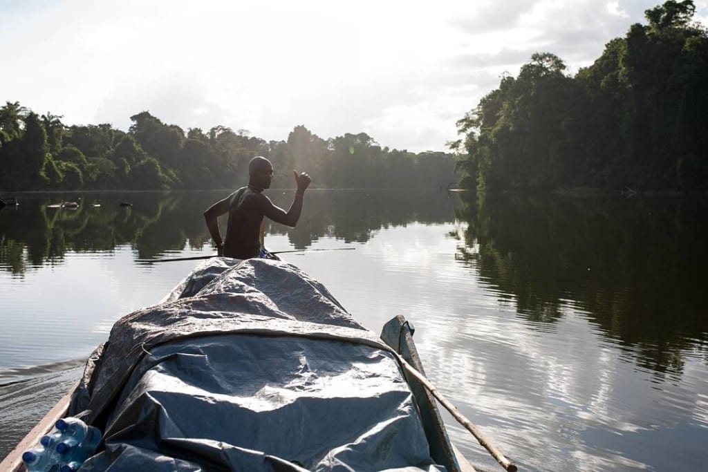 Acompanhar os nativos na pesca e na caça, em Sipaliwini, Suriname.
