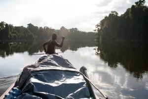 Acompanhar os nativos na pesca e na caça, em Sipaliwini, Suriname