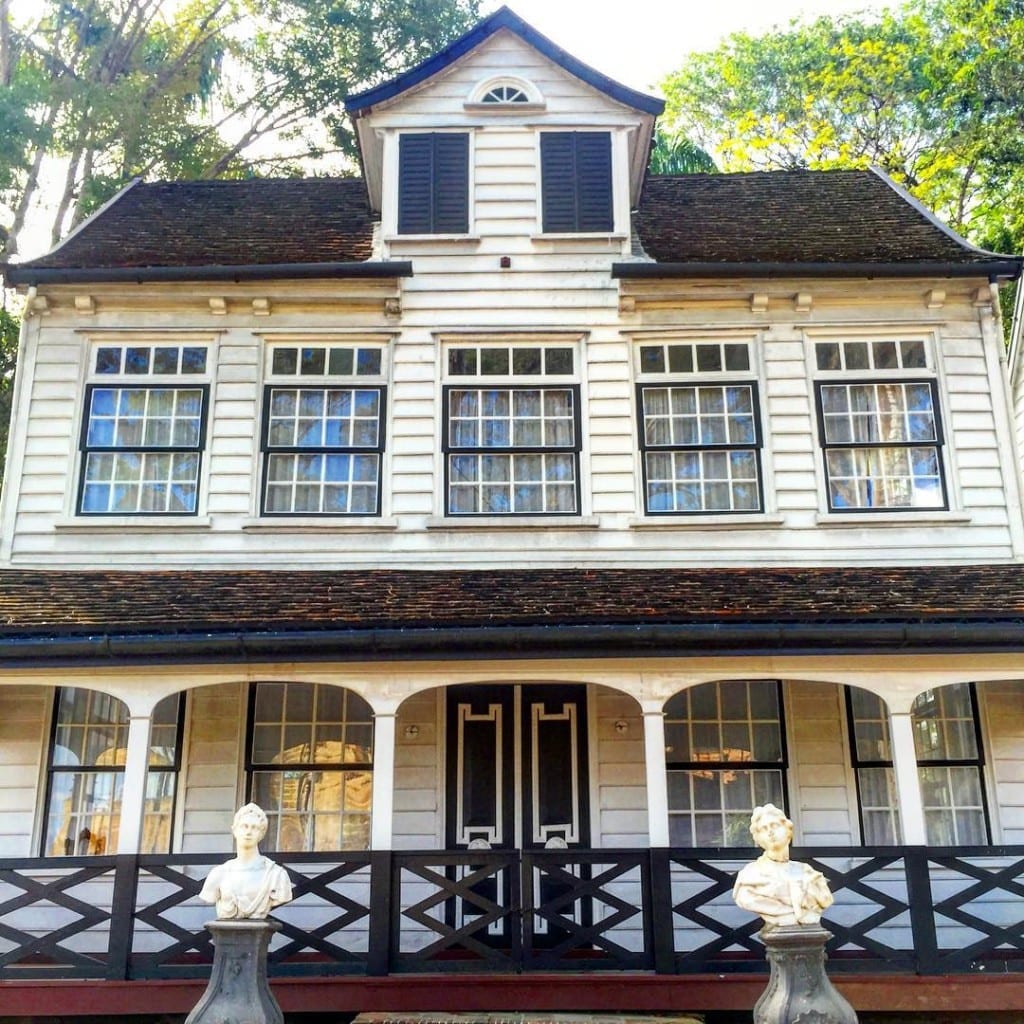 Visitar o Surinaams Museum para aprender sobre a história do país.