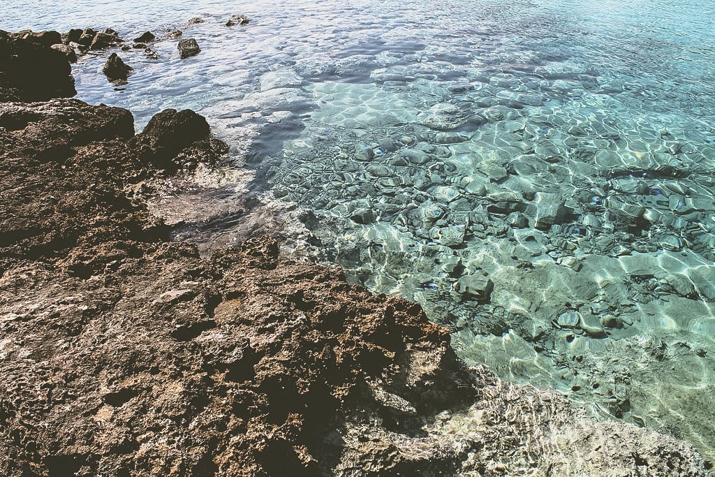 Água cristalina na praia de Aponisos, ilha de Agistri, Grécia