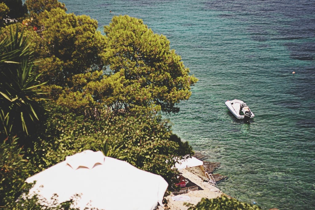 Queria estar nesse bote, perdida no azul de Agistri, na Grécia