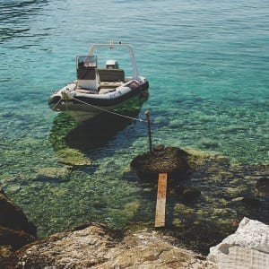Você pode alugar um bote e sair navegando pelo Mar Egeu, em Agistri, na Grécia