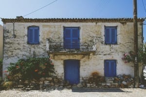 As casas de paredes brancas e portas azuis combinam com o cenário de Agistri, na Grécia