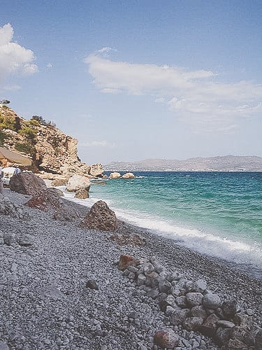 Relax na praia de Chalikiada, na ilha de Agistri, Grécia
