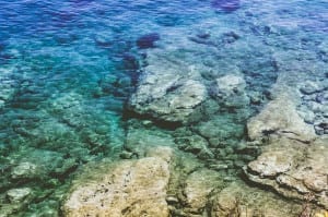 O mar cristalino de Agistri, na Grécia