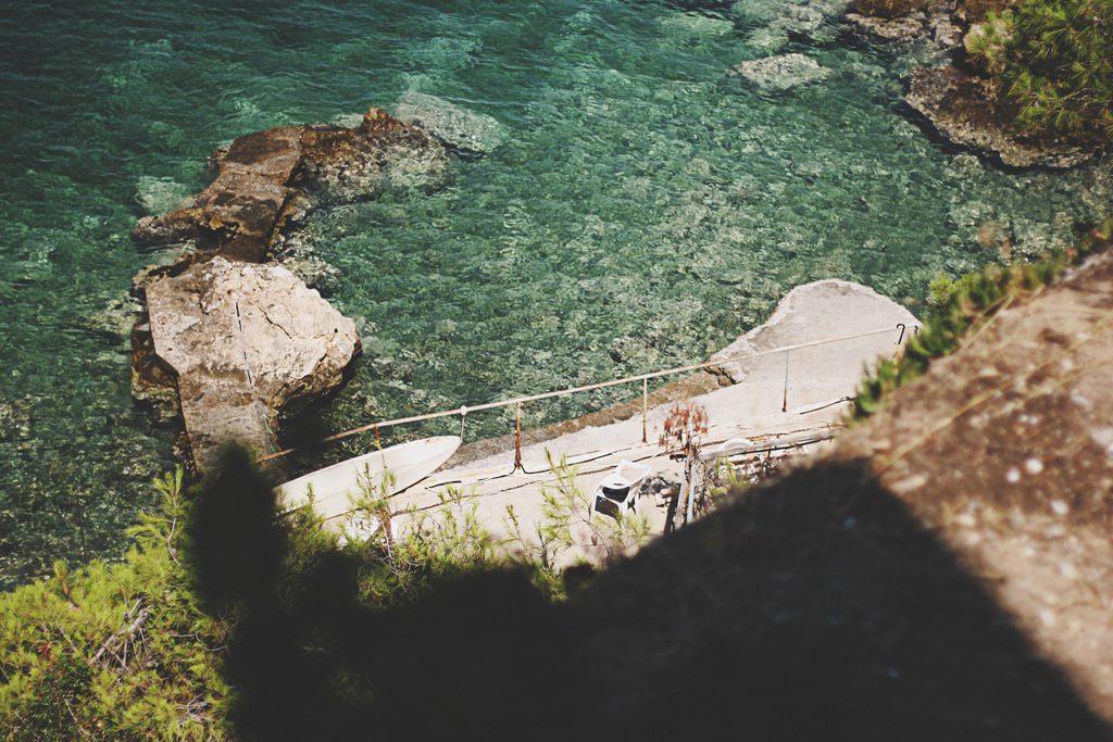 Ora verde, ora azul, mas sempre lindo o mar de Agistri, na Grécia