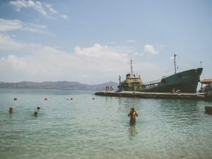 Banhistas se refrescando próximo ao porto de Skala. Agistri, Grécia