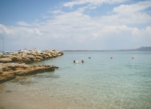 Praia de Skala em seu ponto mais movimentado. Ilha de Agistri, Grécia