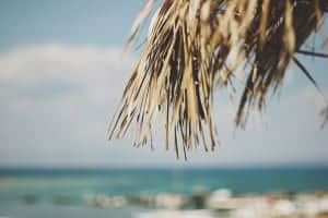 Sombreiro de palha da praia de Skala