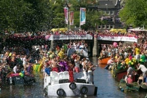 A Parada do Orgulho Gay em Amsterdã é tão animada quanto o nosso Carnaval