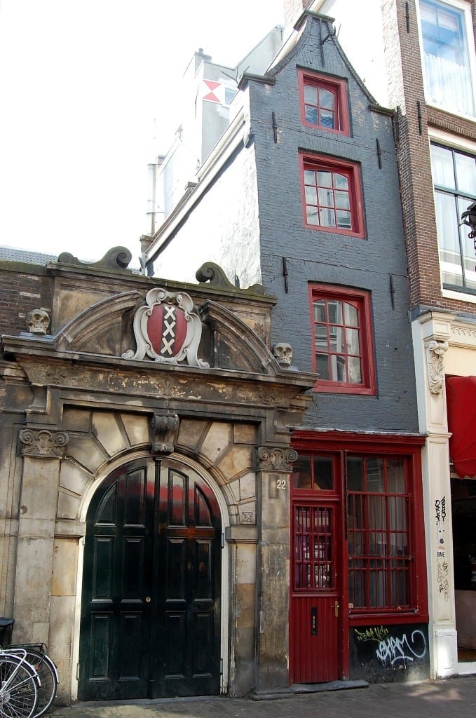 A menor casa de Amsterdã fica na Oude Hoogstraat, 22, em Amsterdã