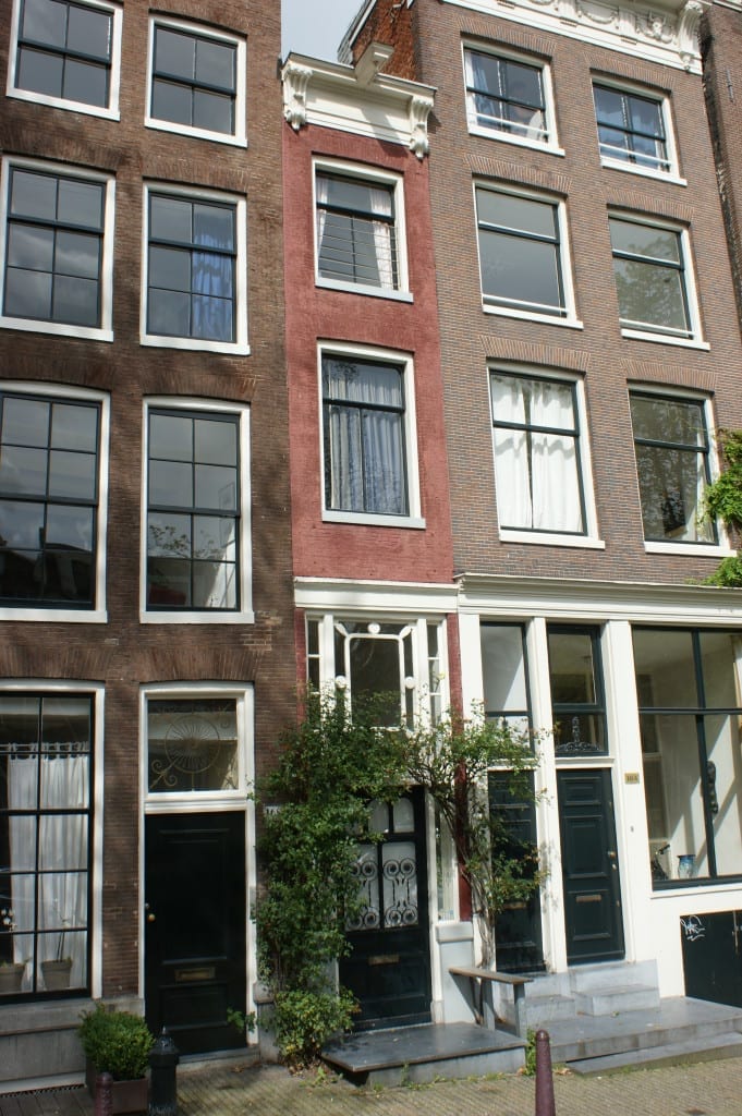 A casa com a fachada mais estreita fica na Singel, 7, em Amsterdã