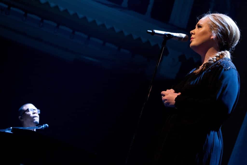Adele se apresentando na Paradiso, igreja que se tornou boate. Amsterdã, Holanda