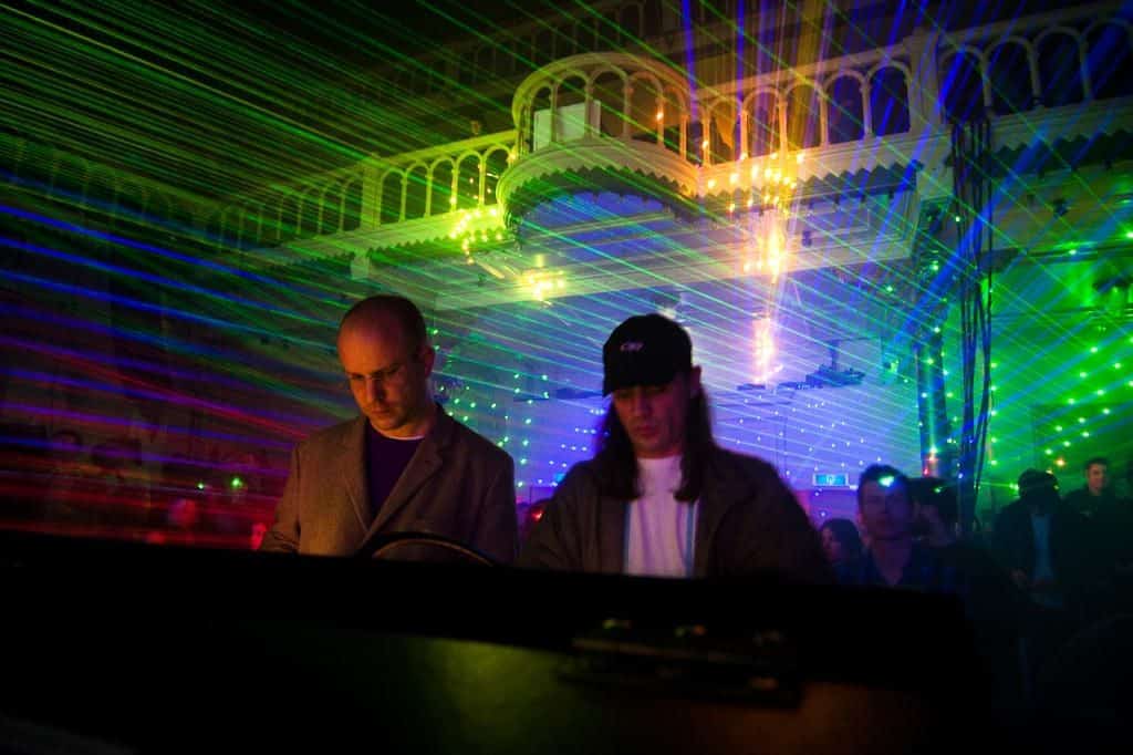 DJs guiam a multidão na Paradiso, em Amsterdã