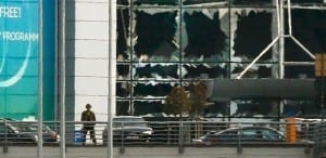 Vidros quebrados no aeroporto de Zaventem após os atentaos terroristas em Bruxelas, na Bélgica