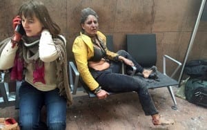 Mulheres tentam comunicar-se após os atentados em Bruxelas, na Bélgica