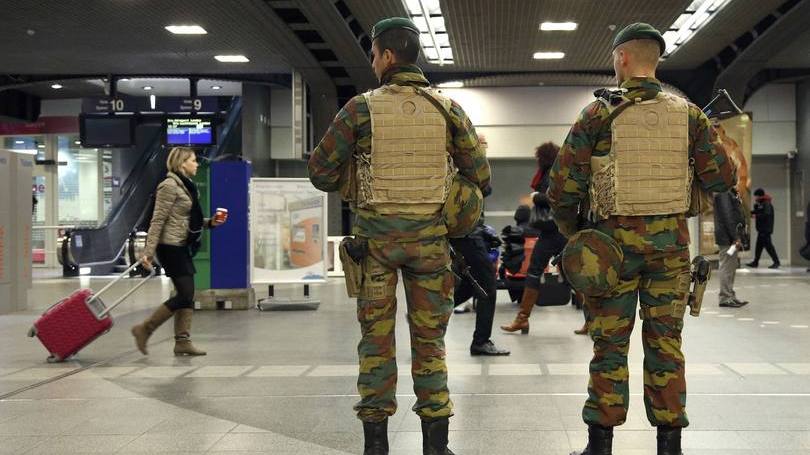 Soldados no metrô após atentatos em Bruxelas, na Bélgica