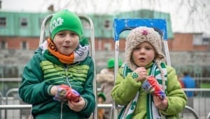 Nem o frio impede que as crianças participem dos eventos programados para a semana do St Patrick's Day