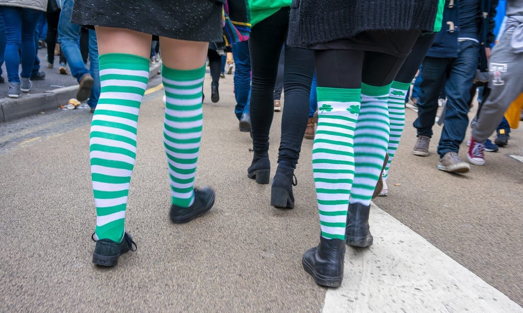 No St Patrick's Day as pessoas se fantasiam da cabeça aos pés