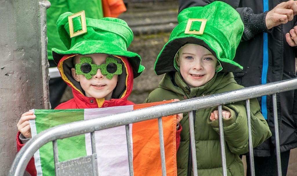 Meninos se divertindo no St Patrick's Day, em Dublin