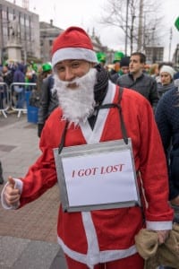 Papai Noel se perdeu no desfile de St Patrick's Day