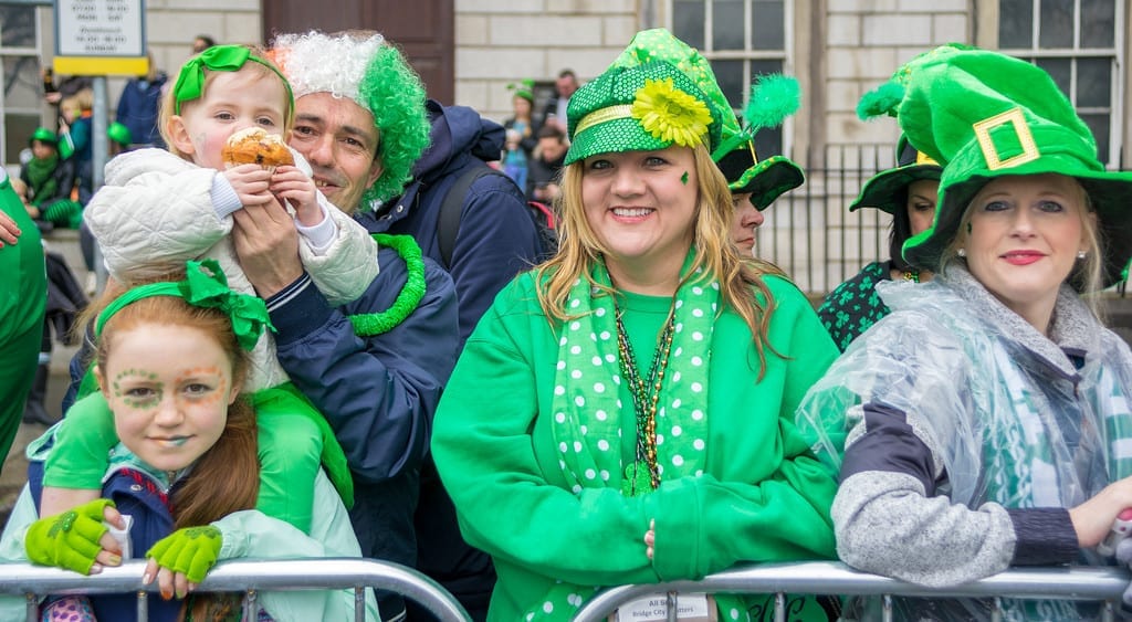 Pessoas assistindo ao desfile do St Patrick's Day, em Dublin