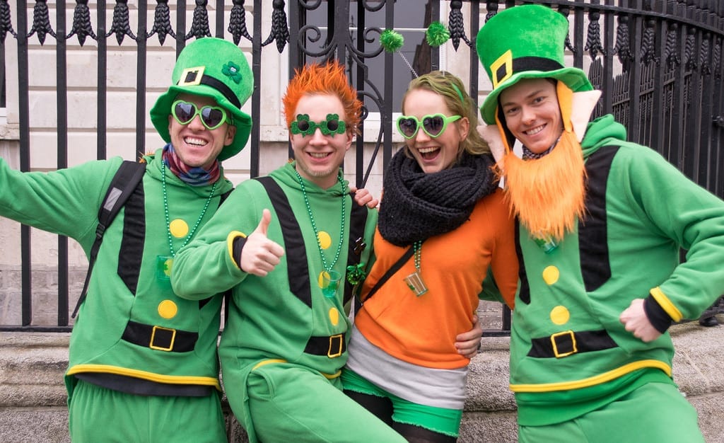 Pessoas vestidas a caráter no St Patrick's Day, em Dublin
