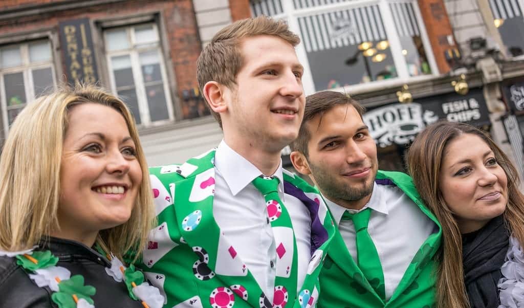 Pessoas do mundo inteiro vão a Dublin comemorar o St Patrick's Day
