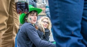 Pessoas pintam o rosto e vão para a rua no St Patrick's Day, em Dublin