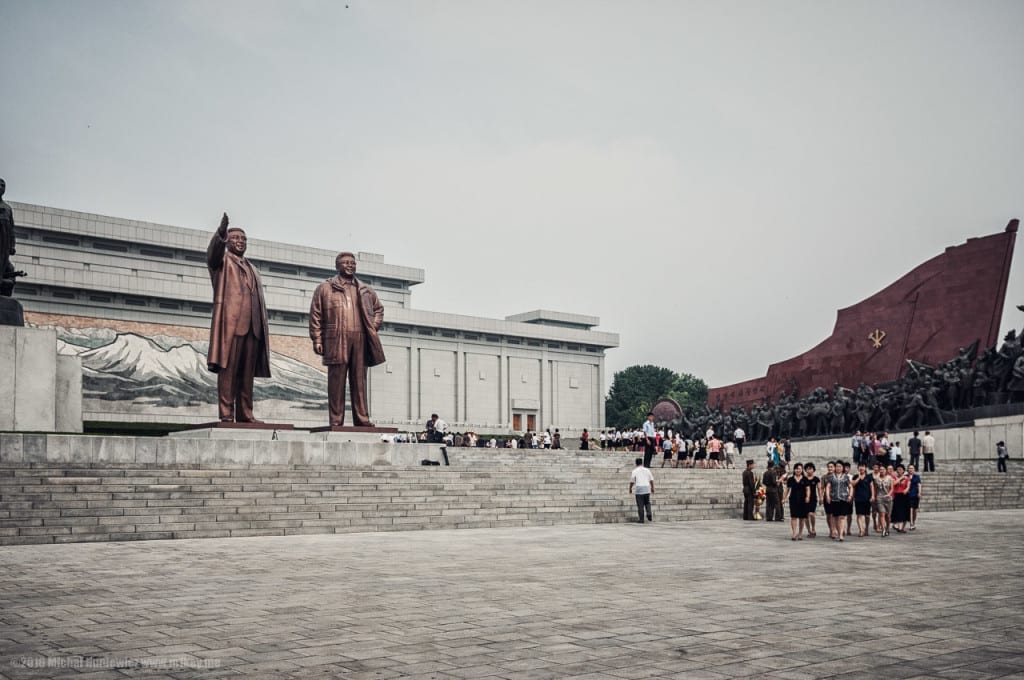 Estátuas de Kim Jong-un e de seu pai, Kim Jong-Il. Ambos são reverenciados por alguns moradores 