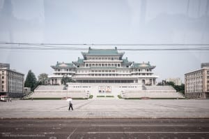 Entre tantos lugares proibidos, existe um que eles fazem questão que os turistas fotografem, como a praça  Kim Il-Sung