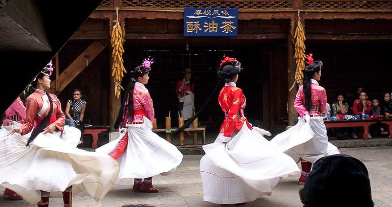 Apresentação de dança na tribo Mosuo