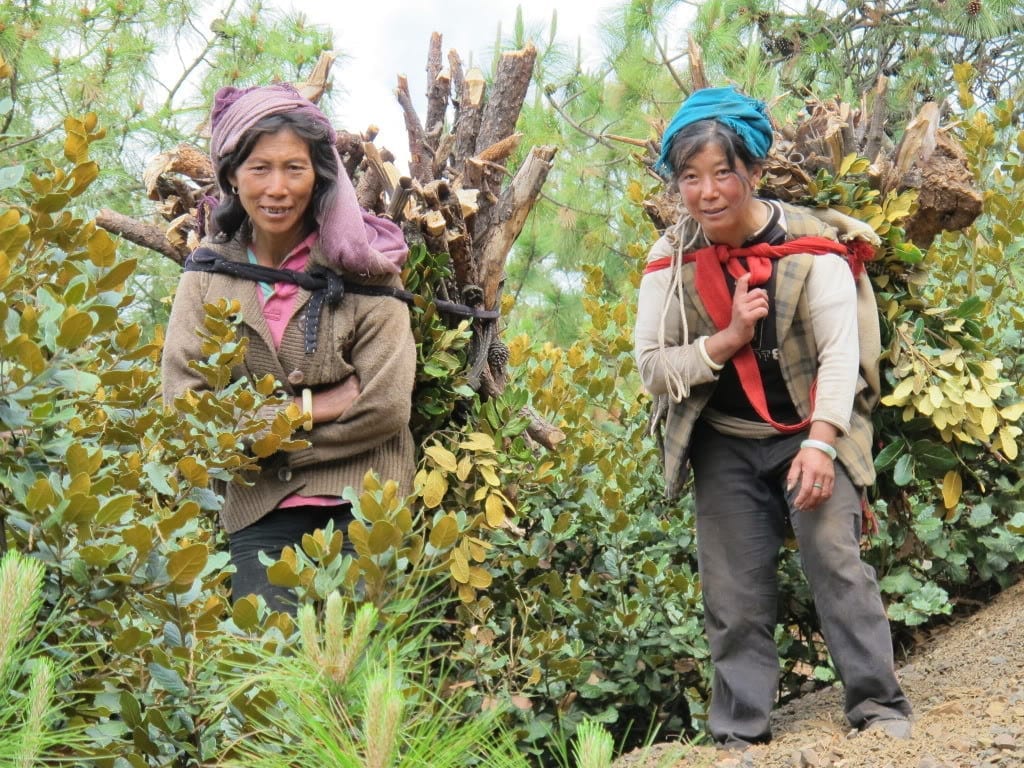 Mulheres trabalhando na tribo Mosuo, na China