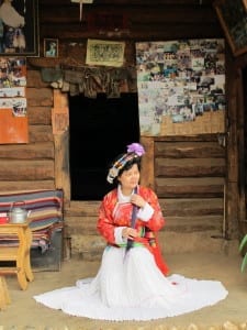 Mulher em suas vestes típicas, na tribo Mosuo