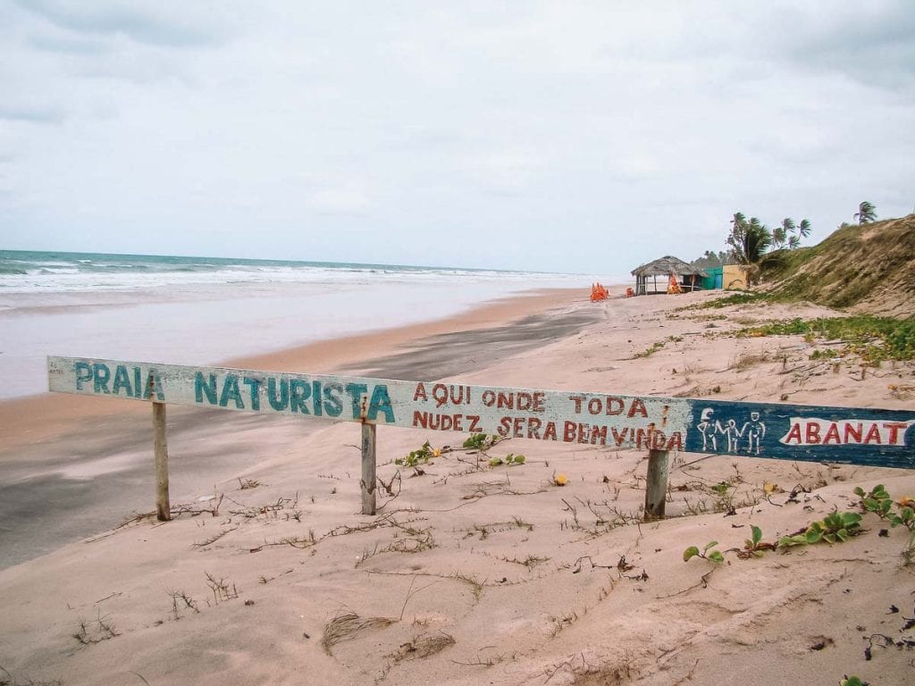 O que é permitido e proibido nas praias de nudismo do Brasil
