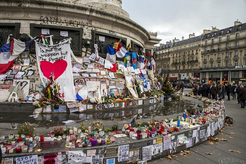 Homenagens às vítimas dos atentados terroristas em Paris no ano de 2015