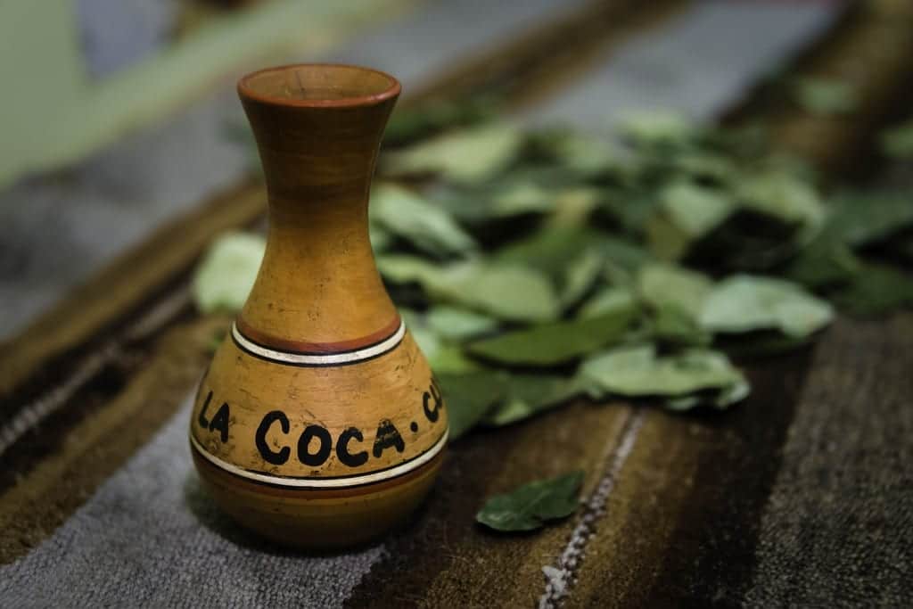 Mascar folhas de coca é um hábito antigo entre os andinos.