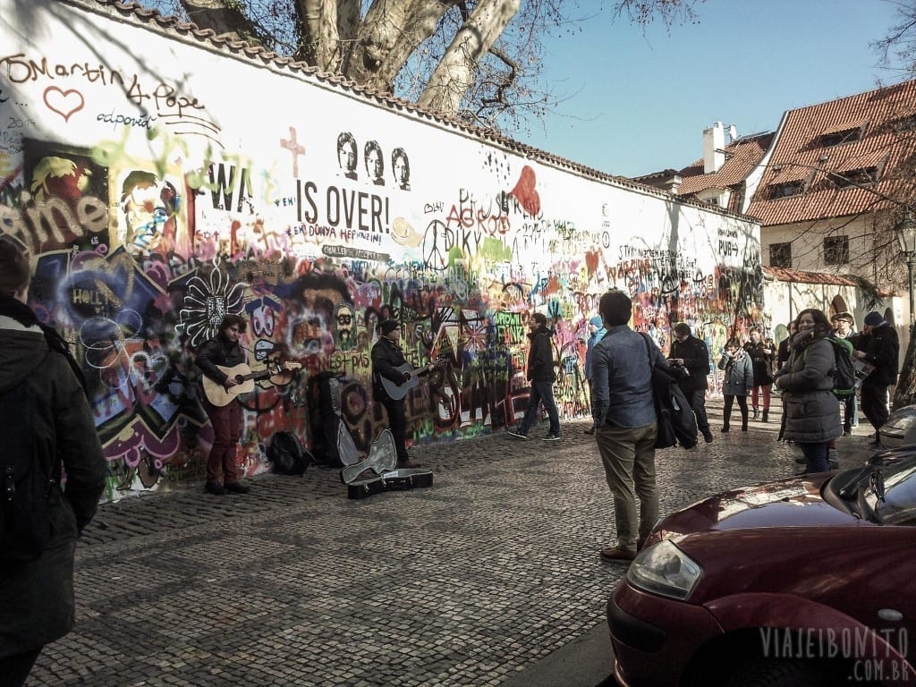 Lennon Wall, em Praga, República Tcheca, com artistas de rua