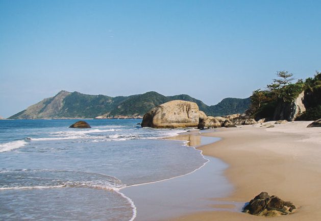 Praia de Abricó, a única praia nudista na cidade do Rio de Janeiro