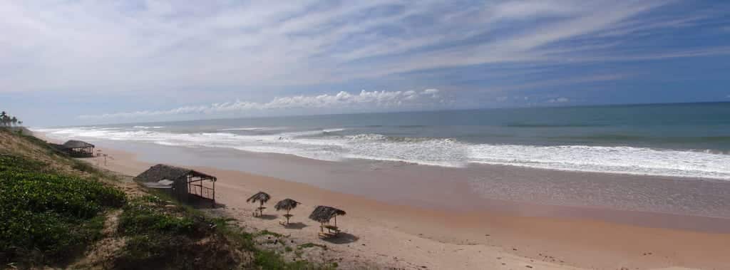 Praia de nudismo Massarandupió, na Bahia