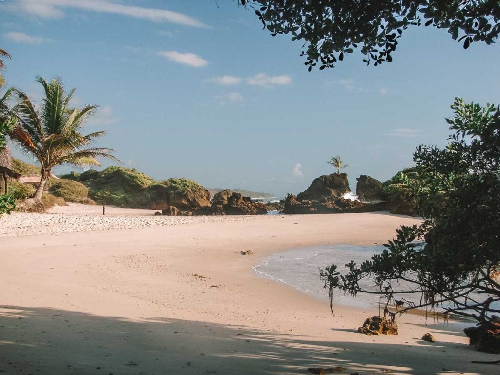 Praia de Tambaba, uma das praias de nudismo mais conhecidas no Brasil