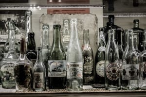 Inúmeras garrafas de vodka expostas no museu, em São Petersburgo