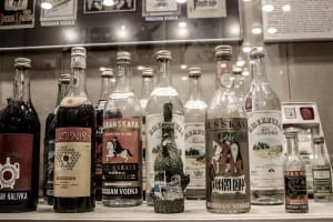 Vários modelos de garrafas expostos no Museu da Vodka, em São Petersburgo, Rússia