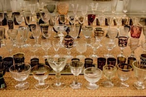 Cálices e taças específicos para vodka expostos no Museu da Vodka, em São Petersburgo, Rússia