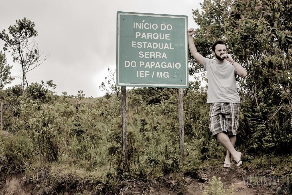 Placa na entrada da Cachoeira dos Garcia, em Aiuruoca, Minas Gerais
