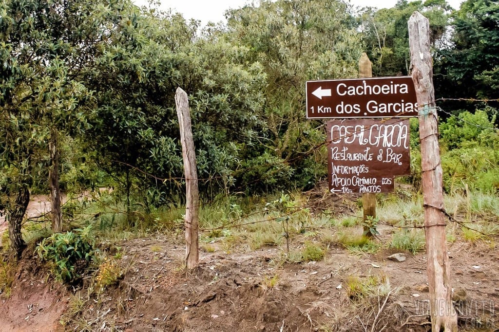 Placa na entrada da Cachoeira dos Garcia, em Aiuruoca, Minas Gerais