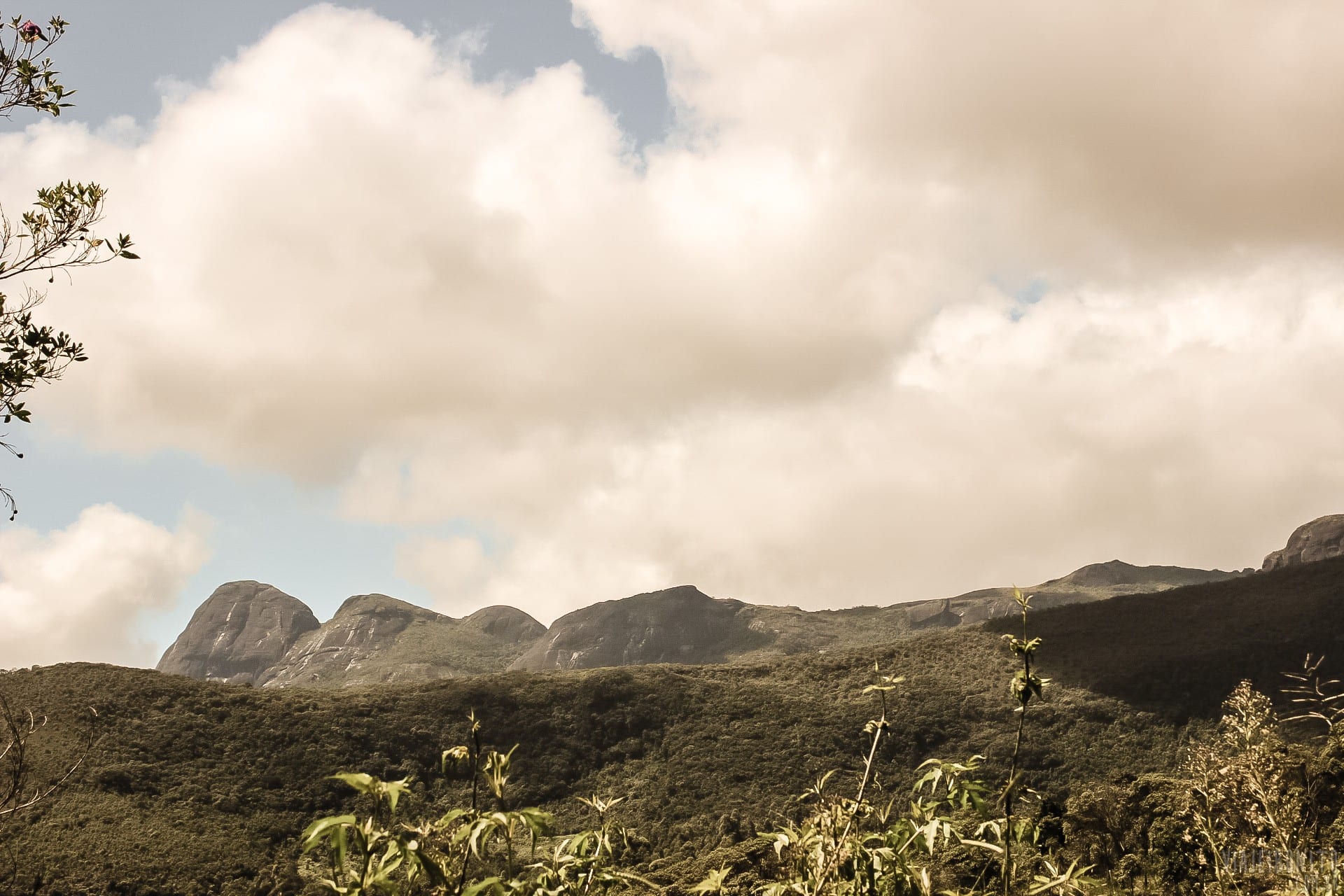 Montanha que se assemelha a mulher e elefante em Aiuruoca, Minas Gerais
