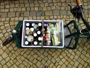 Bicicleta cheia de garrafas e recipientes para serem trocados