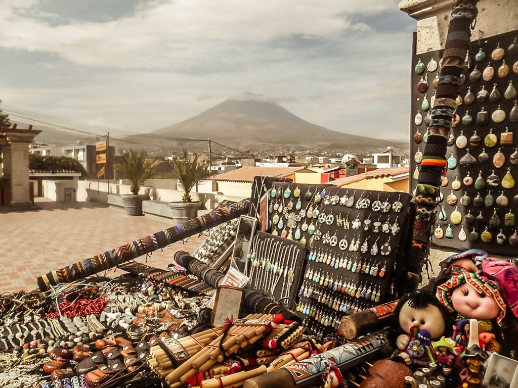 O artesanato peruano é admirado no mundo inteiro. Praça de Arequipa, Peru